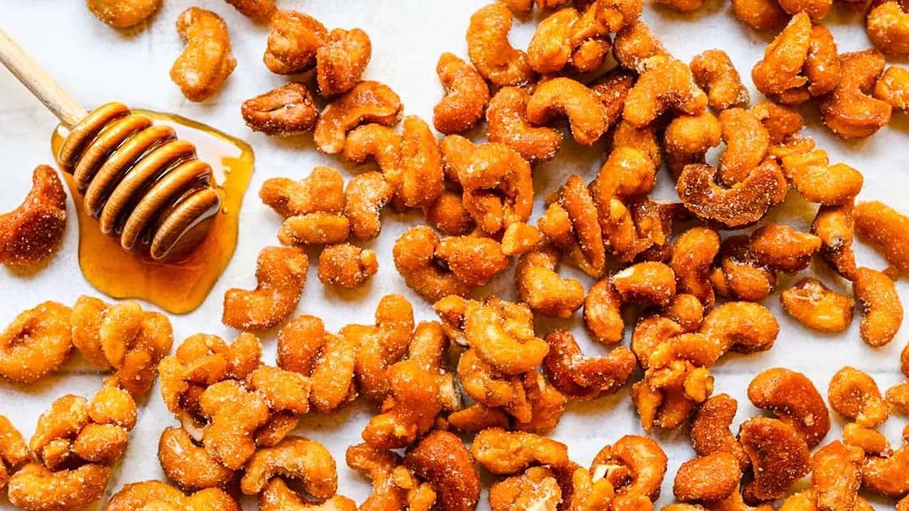 કાજુમાં રહેલું મેગ્નેશિયમ હાડકાં અને દાંત માટે જરૂરી છે. કાજુમાં ગ્લાયકેમિક ઇન્ડેક્સ ઓછો હોય છે. કાજુ આંખોનું રક્ષણ કરવા માટે ખૂબ જ સારા છે. કાજુમાં રહેલું ઝીંક રોગપ્રતિકારક શક્તિને મજબૂત બનાવે છે. કાજુમાં રહેલા મેગ્નેશિયમ અને વિટામિન બી6, અન્ય પોષક તત્વોની સાથે, યાદશક્તિમાં સુધારો કરે છે.