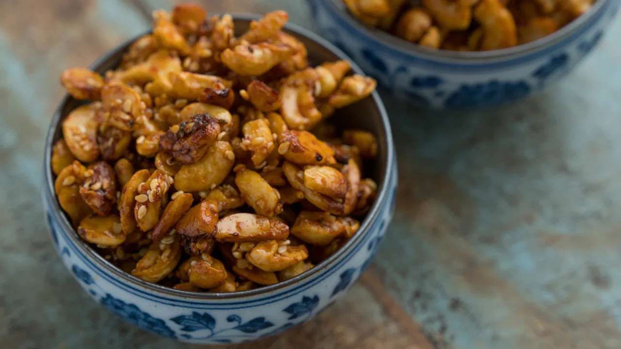 શેકેલા કાજુમાં ગ્લાયકેમિક ઇન્ડેક્સ ઓછો હોય છે. આ ખાવાથી ખાંડનું સ્તર નિયંત્રણમાં રહે છે. તમે સ્વસ્થ રહો. કાજુમાં રહેલા એન્ટીઑકિસડન્ટ અને વિટામિન E ત્વચાની સમસ્યાઓથી બચાવે છે. આ તમારી ત્વચાને સુધારશે. કાજુ ખાવાથી મેગ્નેશિયમનો સારો સ્ત્રોત મળે છે. હાડકાં મજબૂત હોય છે. હાડકાની કોઈ સમસ્યા નથી.