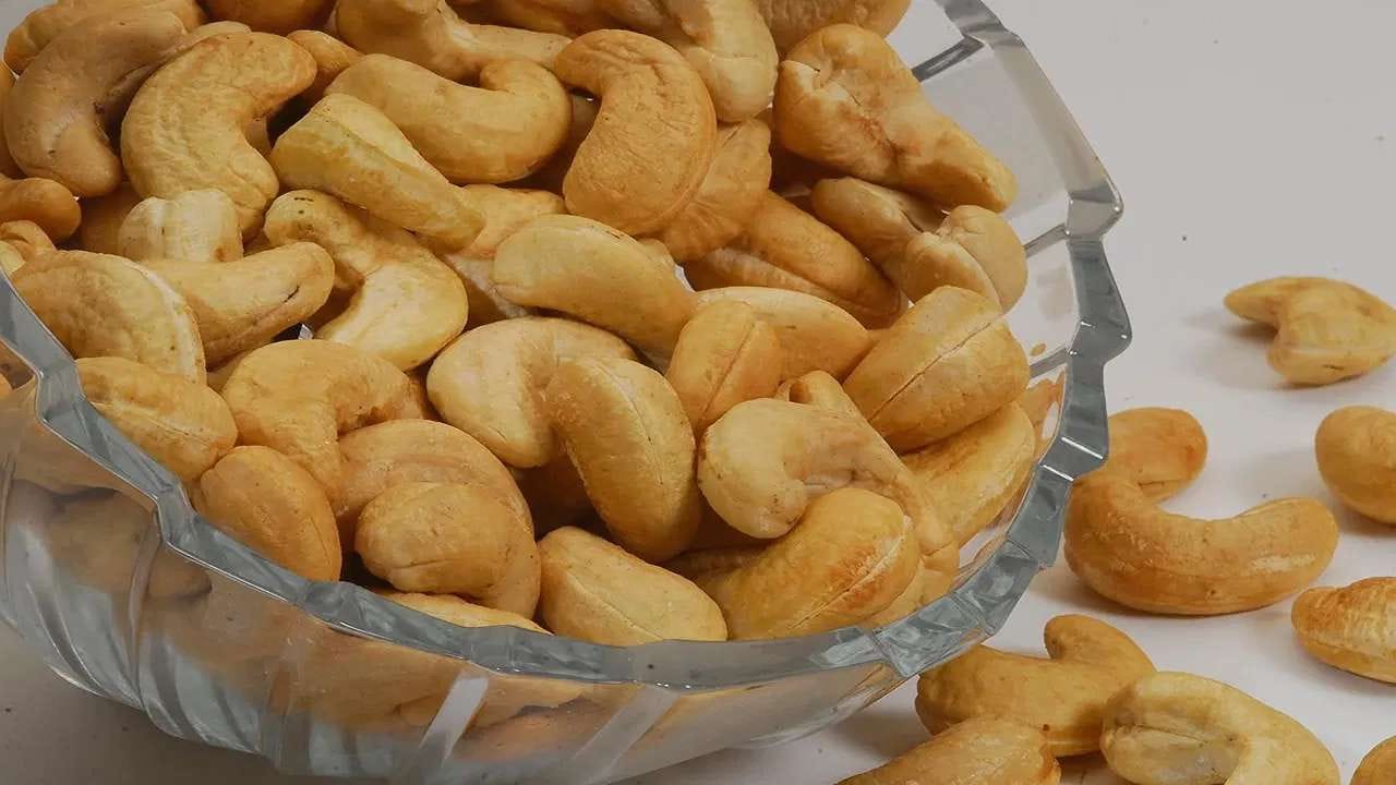 શેકેલા કાજુ ખાવાથી આંખોની સમસ્યા નહીં થાય. દૃષ્ટિ સુધરે છે. તે આંખોની સમસ્યાઓને દૂર રાખવામાં કાજૂ મદદ કરે છે. કાજુમાં મોનોઅનસેચ્યુરેટેડ ચરબી અને પોલીઅનસેચ્યુરેટેડ ચરબી હોય છે. આ હૃદયને સ્વસ્થ રાખે છે. હૃદયની સમસ્યાઓ સામે રક્ષણ આપે છે.