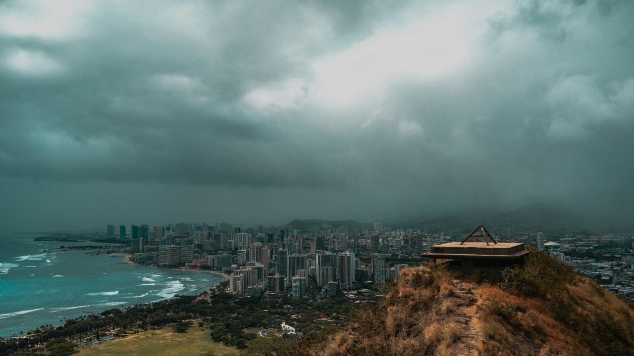 એક મહત્વપૂર્ણ પ્રશ્ન એ છે કે  વાદળો આટલા વજન સાથે પણ કેવી રીતે તરતા રહે છે? તેનું કારણ એ છે કે વાદળ બનાવનાર પાણીના કણો ખૂબ જ સૂક્ષ્મ અને હળવા હોય છે,  જેને ગરમ હવા સરળતાથી ઉપર લઈ જાય છે. (Credits: - Canva)