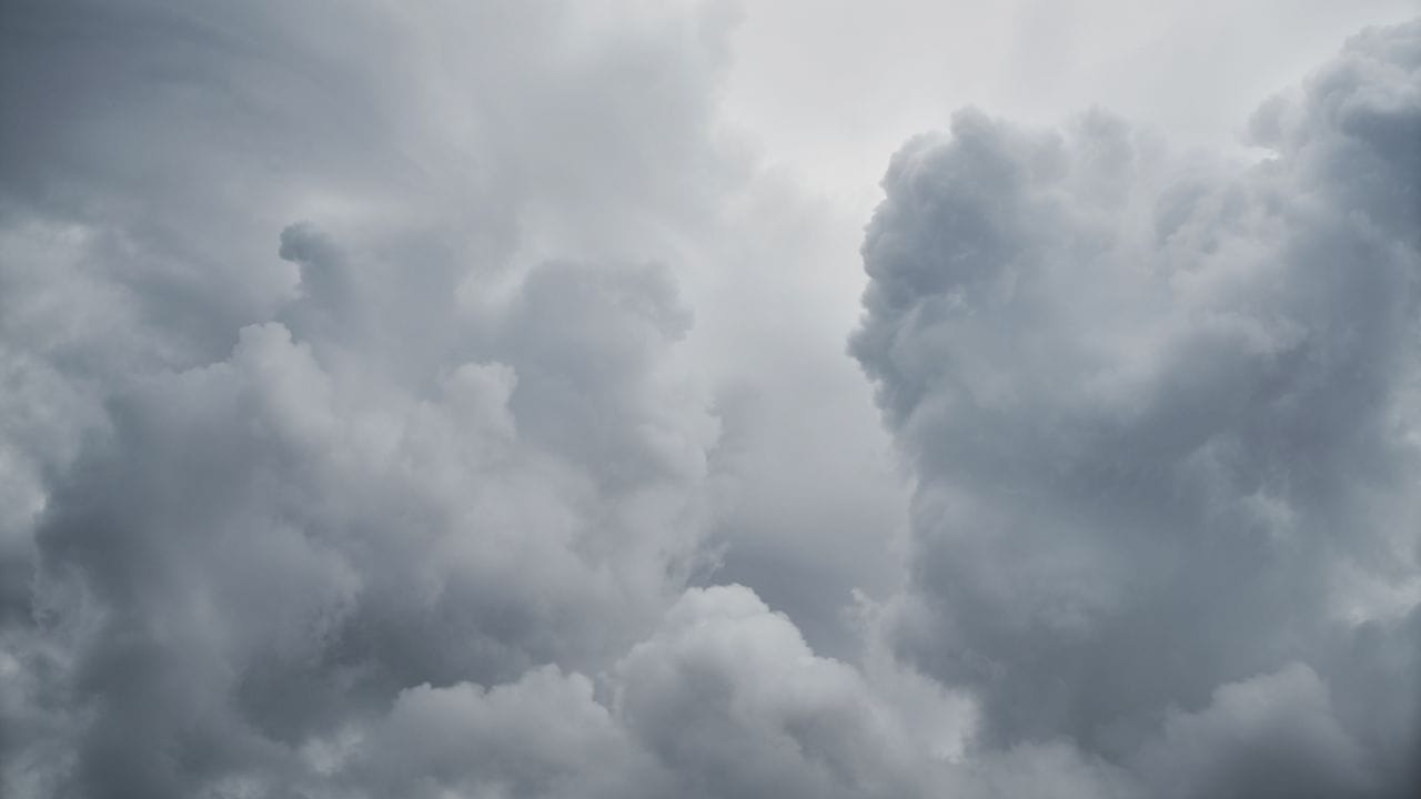 જે રીતે પાણી ઉકળે ત્યારે વરાળ સ્વરૂપે ઉપર જાય છે, તે જ રીતે આ પાણીના નાના નાના  ટીપાં પણ ઉપર ચઢે છે. જ્યાં સુધી આ ટીપાં ભેગા થઈને વધારે ભારવાળા ન બને, ત્યાં સુધી એ જમીન પર પડતા નથી. વાદળમાંથી પાણી ત્યા સુધી નીચે નહીં આવે, જયાં સુધી તે વરસાદ, બરફ કે કરા રૂપે પરિવર્તિત ન થાય. જો વાદળ કોઈ અવરોધને અથડાય અથવા અંદરથી દબાણ વધે, તો તે ‘વાદળ ફાટે’ તેવી ઘટનાઓ ઊભી થાય છે. (Credits: - Canva)