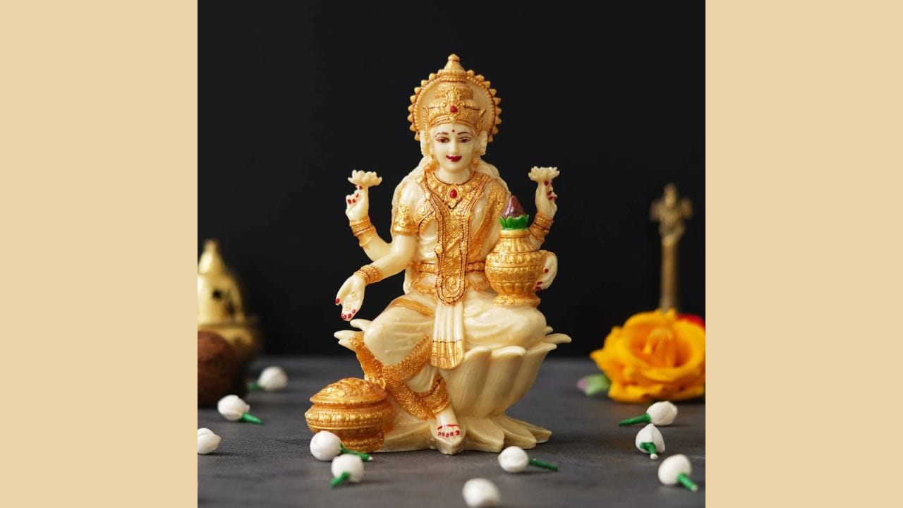 સમયનો ફાયદો: જ્યારે પણ આપણે આપણા ઘરમાં કોઈ શુભ કાર્ય કરવાના હોઈએ છીએ, ત્યારે આપણે શુભ સમયની રાહ જોઈએ છીએ. આ પાછળનું કારણ એ છે કે દેવતાઓ યોગ્ય સમયે કરવામાં આવેલી પૂજા સ્વીકારે છે. એટલે કે અન્ય સમયે કરવામાં આવતી પૂજાનો લાભ આપણને મળતો નથી. કારણ કે દેવતાઓ તે પ્રાર્થનાઓ સ્વીકારતા નથી. બપોર પણ એક એવો સમય છે જ્યારે દેવતાઓ આપણી પ્રાર્થના કે પૂજા સ્વીકારતા નથી.
