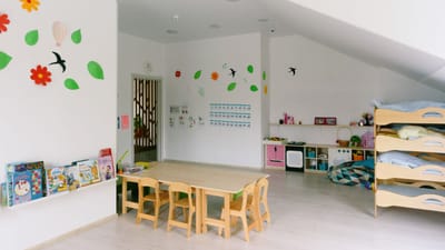  ડે કેર આજકાલ ખુબ પોપ્યુલર બન્યું છે. આજના સમયમાં વર્કિંગ મહિલાઓ બાળકોને ડે કેરમાં મોકલે છે. કેટલાક બાળકોને ડે કેર એટલા માટે મોકલવામાં આવે છે કારણ કે,કેટલીક પ્રવૃત્તિઓ પણ કરવામાં આવે છે. આનાથી બાળક વ્યસ્ત રહે છે અને તેની શીખવાની ક્ષમતા પણ વિકસે છે. 