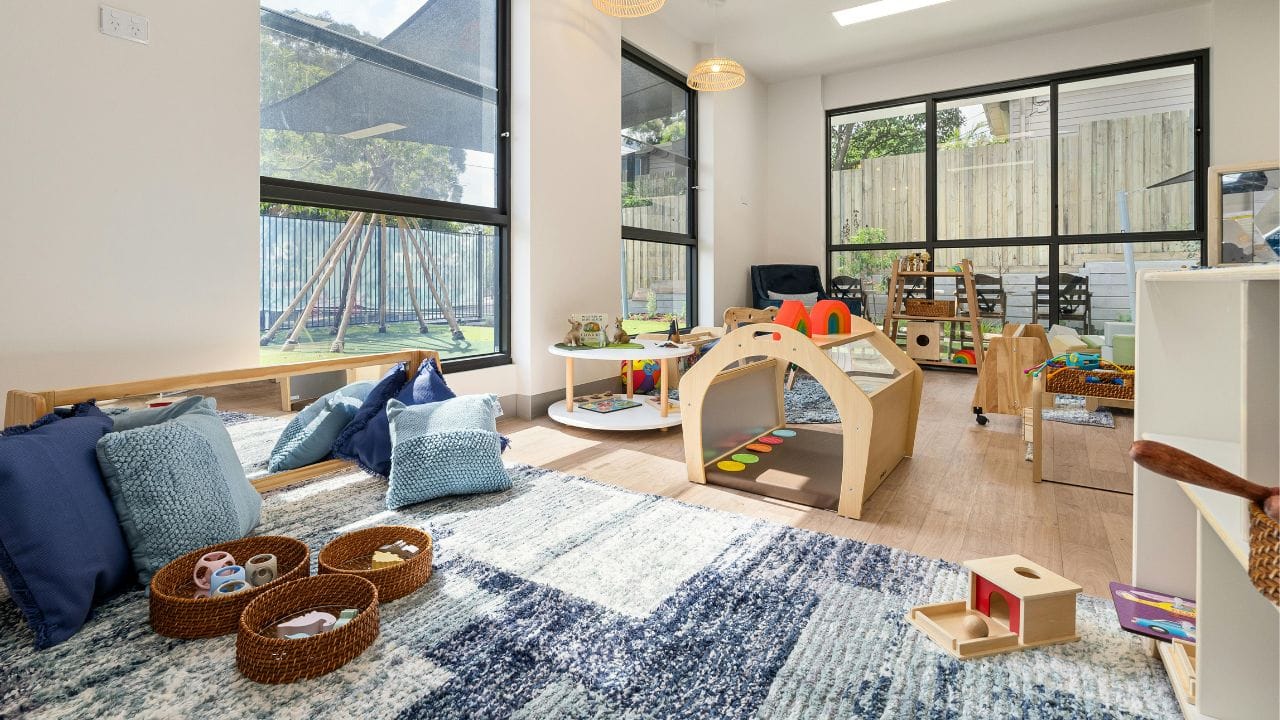 ભલે દરેક માતા-પિતા પોતાના બાળકો વિશે ખૂબ જ ચિંતિત હોય છે, પરંતુ તેમ છતાં જો તમે કોઈ કારણસર બાળકોને ડે કેરમાં મોકલી રહ્યા છો, તો તેમની સલામતી અને તેમના માનસિક સ્વાસ્થ્ય વિશે વધુ સાવધ રહેવાની જરૂર છે.