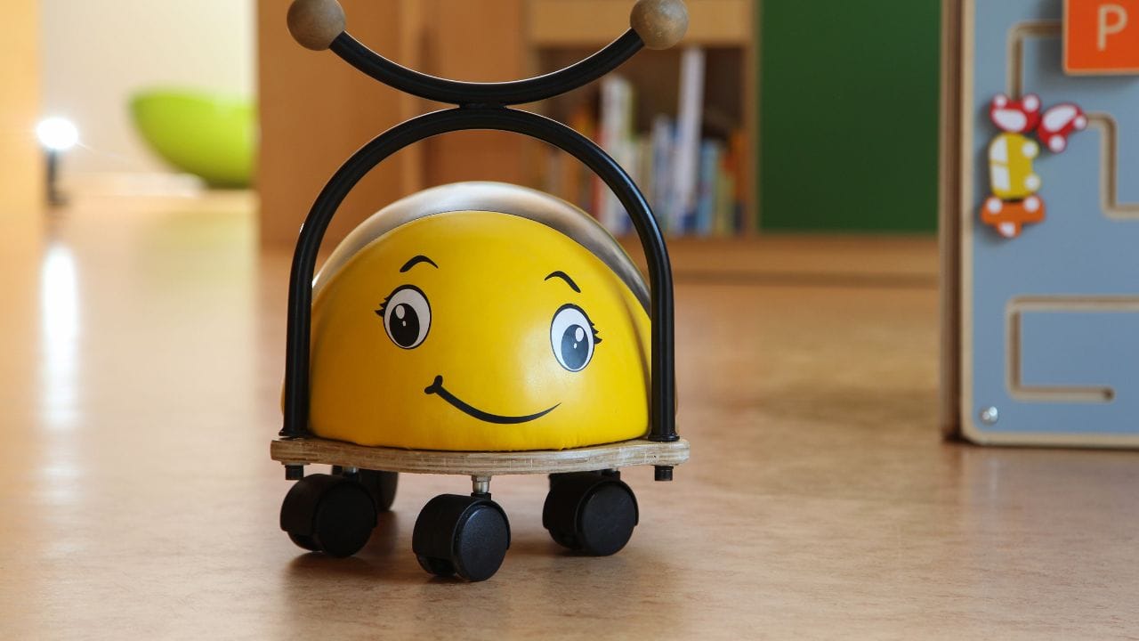 ઘણી વખત નાના બાળકો તેમના માતાપિતા કે બીજા કોઈને વાતો કહી શકતા નથી. આવી સ્થિતિમાં, ઘણા કિસ્સાઓ એવા જોવા મળે છે જ્યારે કેટલાક ડે કેર સેન્ટરોમાં બાળકો સાથે ખૂબ જ કડક વર્તન અપનાવવામાં આવે છે. જોકે એવું જરૂરી નથી કે આવું દરેક જગ્યાએ થાય, છતાં પણ આપણે સાવધ રહેવાની જરૂર છે. ચાલો જાણીએ કે માતાપિતાએ તેમના બાળકને ડે કેરમાં મોકલતા પહેલા કઈ બાબતો ધ્યાનમાં રાખવી જોઈએ.