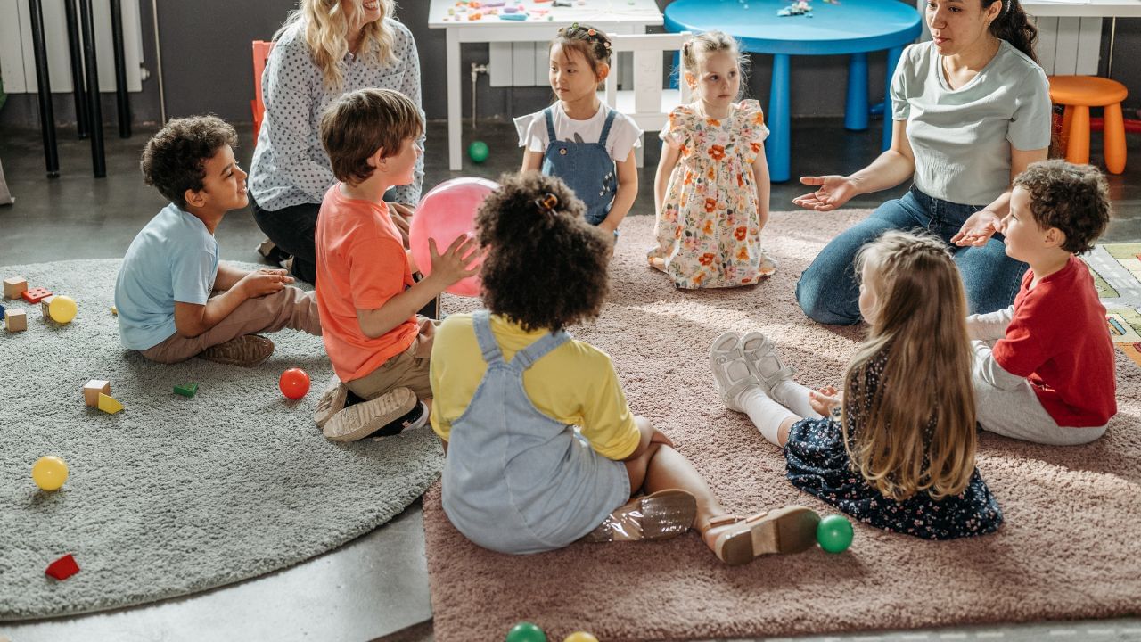 ઘણા માતા-પિતા 6 મહિના પછી જ તેમના બાળકને થોડા કલાકો માટે ડે કેરમાં મોકલવાનું શરૂ કરે છે, પરંતુ આવું ન કરવું જોઈએ. આ સમય સુધીમાં, બાળકને ભાવનાત્મક જોડાણની ખૂબ જરૂર હોય છે અને તેનું સ્વાસ્થ્ય પણ સંવેદનશીલ હોય છે. આવી સ્થિતિમાં, બાળક એક વર્ષનું થાય ત્યારે જ તેને ડે કેરમાં મોકલવું યોગ્ય છે.