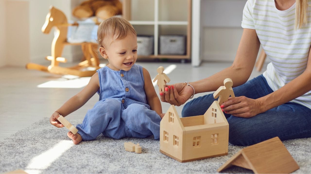 જો તમે તમારા બાળક માટે ડે કેર પસંદ કરી રહ્યા છો, તો ત્યાંના શિક્ષકોને મળો અને તેમના વિશે જાણો જેથી ખાતરી કરી શકાય કે ત્યાં બાળકની યોગ્ય રીતે સંભાળ રાખી શકાય છે કે નહીં. આ ઉપરાંત, ડે કેરના રિવ્યુ ઓનલાઈન અને ઓફલાઈન બંને રીતે લેવા જોઈએ. ડે કેર રજિસ્ટ્રર્ડ છે કે નહીં તે પણ ધ્યાનમાં રાખો. ત્યાં બાળકોને કઈ સુવિધાઓ પૂરી પાડવામાં આવી રહી છે તે જાણવું પણ મહત્વપૂર્ણ છે.