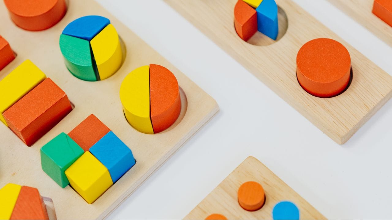 જો તમે તમારા બાળકને ડે કેરમાં મોકલો છો, તો હંમેશા તેના વર્તન પર નજર રાખો. તમારા બાળકની વાત કરવાની રીત, તેની આદતો અને બીજી બધી બાબતો પર નજર રાખો કે ફેરફાર નેગેટિવ છે કે પોઝિટિવ. ડે કેર પછી તમારા બાળક સાથે સમય વિતાવો અને જાણો કે શું તે અસ્વસ્થતા અનુભવી રહ્યો છે.