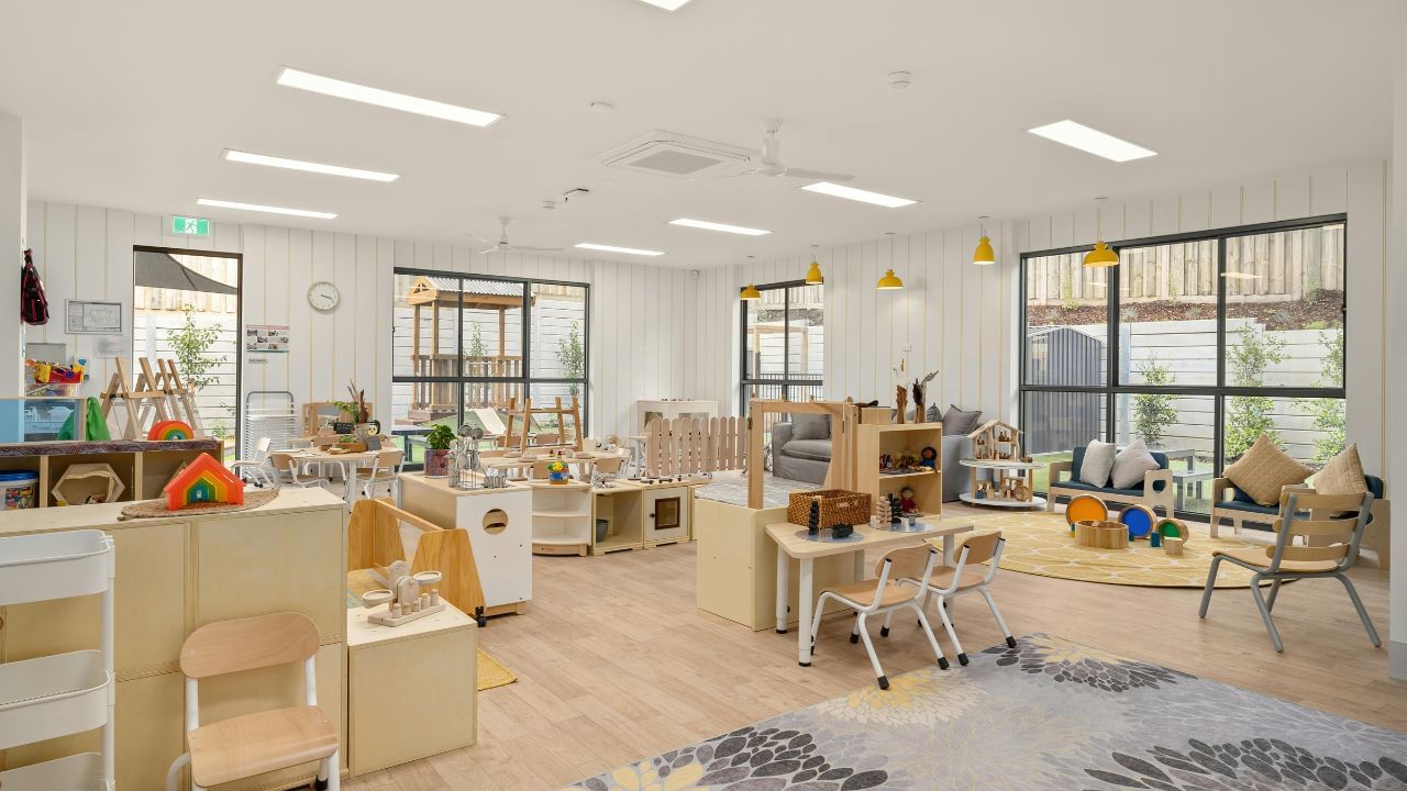 જ્યારે તમે તમારા બાળકને ડે કેરમાં મોકલો છો, ત્યારે સમયનું જરુર ધ્યાન રાખો. ઘણા માતા-પિતા શરૂઆતમાં જ પોતાના બાળકને આખો દિવસ ડે કેરમાં છોડી દે છે. આના કારણે, બાળકનો તેના માતાપિતા પ્રત્યેનો લગાવ ઓછો થઈ શકે છે અથવા તે ઘણો પરેશાન થઈ શકે છે. તેથી, બાળકને દિવસમાં 4 થી 5 કલાકથી વધુ સમય માટે ડે કેરમાં ન છોડો. ધીમે ધીમે, જેમ જેમ તે આદત બની જાય છે, તેમ તેમ તમે સમય વધારી શકો છો. (photo : canva)