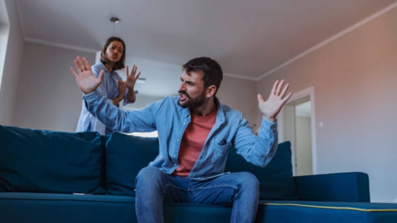 જો છૂટાછેડાની વાત આવે તો: જો પરિસ્થિતિ વધુ વણસે તો પતિ હિન્દુ લગ્ન અધિનિયમ (HMA) હેઠળ બે વિકલ્પો લઈ શકે છે: કલમ 9-પત્નીને વૈવાહિક ફરજો બજાવવા માટે નિર્દેશિત આદેશ માંગી શકે છે. કલમ 13-જો તે સાબિત કરી શકે કે પત્નીએ માનસિક અથવા શારીરિક ક્રૂરતા કરી છે તો તે છૂટાછેડા માટે અરજી કરી શકે છે.
