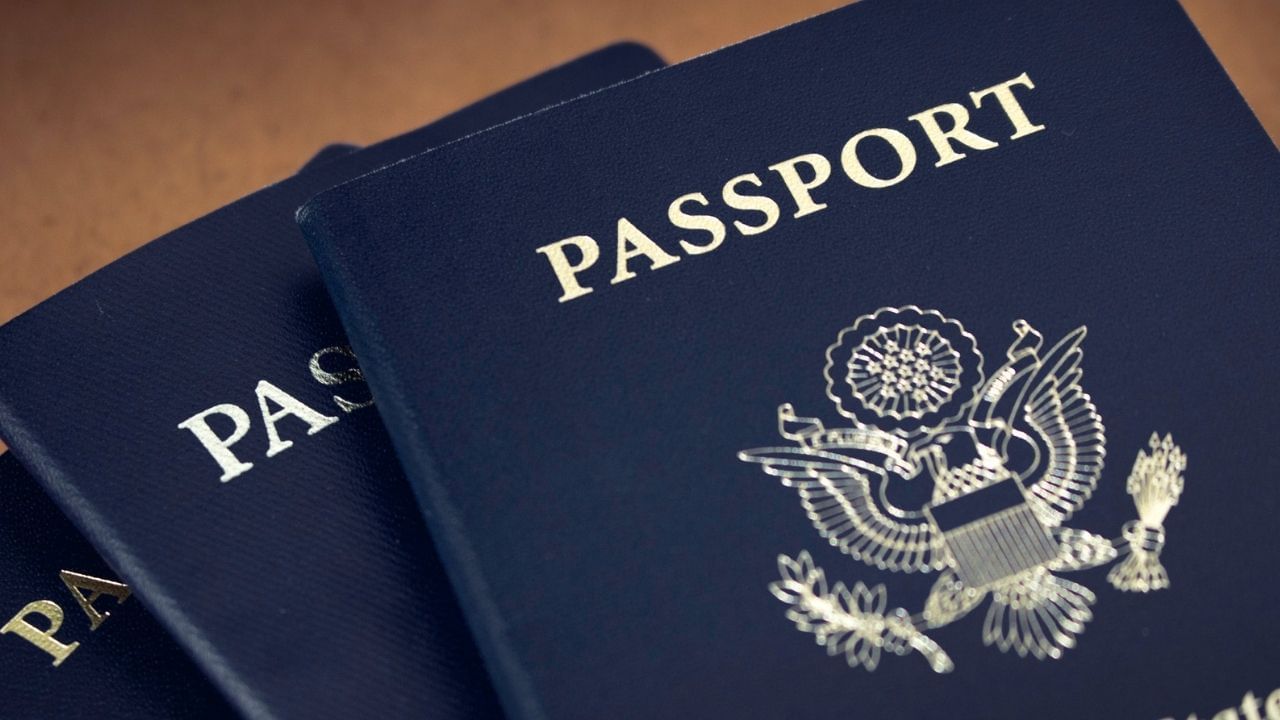 સામાન્ય પાસપોર્ટ ધરાવતા લોકોએ શું કરવું પડશે તેની વાત કરવામાં આવે તો, જે લોકો પાસે પહેલાથી જ પાસપોર્ટ છે. તેમને તાત્કાલિક ઈ-પાસપોર્ટ બનાવવાની જરૂર રહેશે નહીં. સામાન્ય પાસપોર્ટ તેમની સમાપ્તિ તારીખ સુધી માન્ય રહે છે. પરંતુ રિન્યુઅલ દરમિયાન તમને ફક્ત ઈ-પાસપોર્ટ જ આપવામાં આવશે. ઈ-પાસપોર્ટ માટે અરજી કરવાની પ્રક્રિયા તમે પહેલા જેવી જ કરી રહ્યા છો. આ માટે તમારે ઓનલાઈન આ પગલાંઓનું પાલન કરવું પડશે.