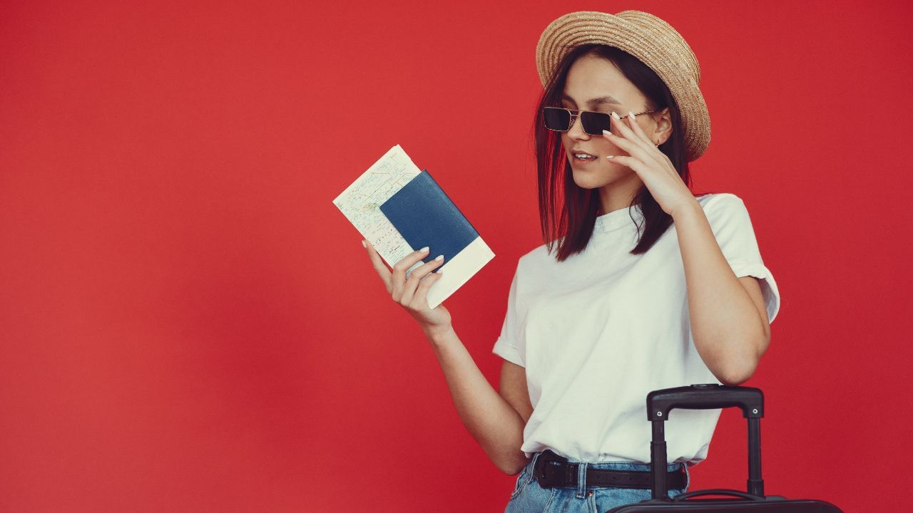 આ માટે, તમારે પહેલા passportindia.gov.in વેબસાઇટની મુલાકાત લેવી પડશે. આ વેબસાઇટમાં લોગ ઇન કર્યા પછી, ફ્રેશ અથવા રીઈશ્યુ પાસપોર્ટનો વિકલ્પ પસંદ કરો. હવે તમારી પાસેથી માંગવામાં આવતી બધી વિગતો કાળજીપૂર્વક ભરો. ઓનલાઈન ફી મોડ પસંદ કરો અને તેને ચૂકવો. આ પછી, નજીકના પાસપોર્ટ સેવા કેન્દ્ર અથવા પ્રાદેશિક પાસપોર્ટ ઓફિસમાં એપોઇન્ટમેન્ટ બુક કરો. આ કર્યા પછી તમને એપોઇન્ટમેન્ટ લેટરમાં સમય અને તારીખ મળશે. તમારા જરૂરી મૂળ દસ્તાવેજો સાથે આપેલ સમયે કેન્દ્ર પર પહોંચો.