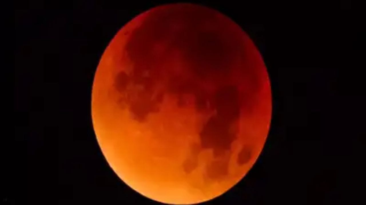 શાસ્ત્રોમાં કહેવામાં આવ્યું છે કે ગ્રહણ પછી,વ્યક્તિએ ભોજન કરતા પહેલા સ્નાન કરવું જોઈએ અને પોતાને શુદ્ધ કરવું જોઈએ. 
