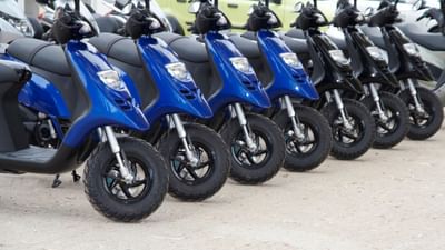 આજના યુગમાં, જ્યાં મોટાભાગના લોકો પાસે પોતાની કાર અથવા બાઇક હોય છે, ત્યાં બીજી બાજુ વાયુ પ્રદૂષણ પણ વધી રહ્યું છે. પેટ્રોલ અને ડીઝલના ભાવ સતત ઉંચા જતાં લોકો હવે પર્યાવરણીય અને  આર્થિક રીતે વધુ ઉપયોગી એવા ઇલેક્ટ્રિક વાહનો તરફ આકર્ષિત થઈ રહ્યાં છે. માર્કેટમાં આજે ઘણા નવા ઇલેક્ટ્રિક મોડલ્સ ઉપલબ્ધ છે. સ્કૂટરથી લઈને કાર સુધી  જે સારી રેન્જ, આધુનિક ફીચર્સ અને ભરોસાપાત્ર પર્ફોર્મન્સની ખાતરી આપે છે. ( Credits: Getty Images )