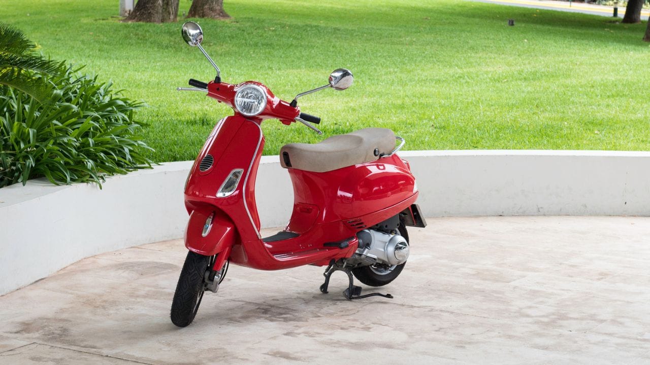 જો તમે ઇલેક્ટ્રિક સ્કૂટર ખરીદવાની યોજના બનાવી રહ્યા હો, તો તે સંબંધિત નિયમો અને માપદંડોની જાણકારી હોવી અનિવાર્ય છે. જો તમારા મનમાં એવો પ્રશ્ન આવે કે  શું ઇલેક્ટ્રિક સ્કૂટર માટે PUC (પોલ્યુશન અન્ડર કંટ્રોલ) સર્ટિફિકેટ જરૂરી છે કે નહિ,  તો આ લેખમાં અમે તેની સંપૂર્ણ માહિતી આપીએ છીએ. ( Credits: Getty Images )