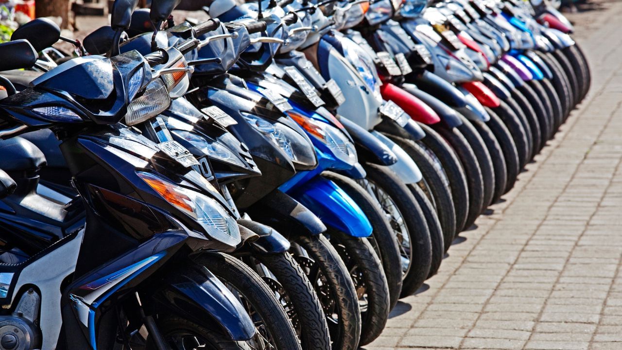 ઇલેક્ટ્રિક વાહન સામાન્ય રીતે પેટ્રોલ કે ડીઝલની જગ્યાએ વીજળી વડે ચાલે છે. એ વાહનની બેટરી પહેલા ચાર્જ કરવામાં આવે છે, અને ત્યારબાદ તે ગતિશીલ થાય છે. આવા વાહનોમાં વીજળીથી સંચાલિત મોટર હોય છે, જે ચાર્જ થયેલી બેટરીમાંથી ઊર્જા મેળવીને કામ કરે છે.  ( Credits: Getty Images )