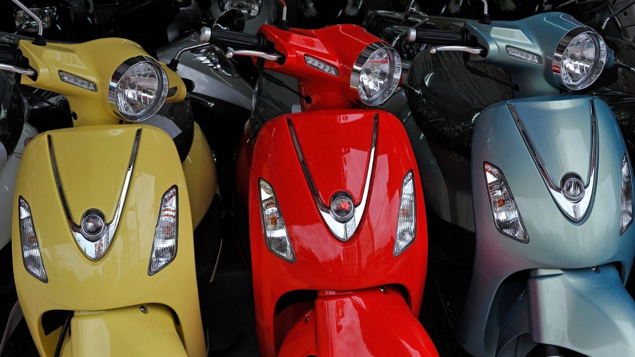 ઇલેક્ટ્રિક વાહનમાં મુખ્યત્વે ચાર મહત્વપૂર્ણ ઘટકો હોય છે. બેટરી પેક, ઇલેક્ટ્રિક મોટર, કંટ્રોલ યુનિટ અને ઇન્વર્ટર. મોટાભાગના ઇલેક્ટ્રિક વાહનોમાં લિથિયમ-આયન બેટરી વપરાય છે,  જે ઓછું વજન ધરાવતી છતાં વધુ શક્તિશાળી હોય છે અને વાહનને ઝડપી તેમજ લાંબી અંતર સુધી ચલાવવા સક્ષમ બનાવે છે. ( Credits: Getty Images )