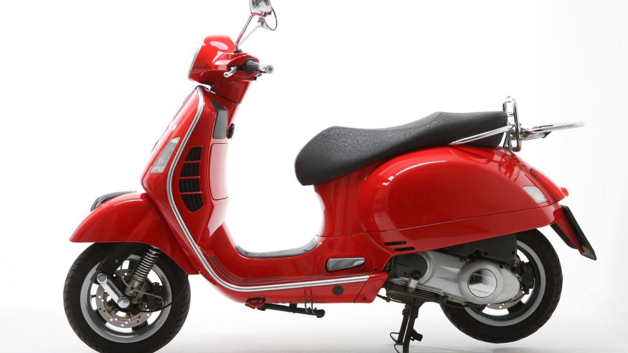 ઇલેક્ટ્રિક વાહનોએ PUC એટલે કે પોલ્યુશન અંડર કંટ્રોલ સર્ટિફિકેટ મેળવવાની ફરજ પડતી નથી, કારણ કે તેઓ પેટ્રોલ અથવા ડીઝલ જેવી ઇંધણ પર આધારિત નથી. આ વાહનો પ્રદૂષણ ફેલાવતા નથી.  તેમ છતાં, ઇલેક્ટ્રિક વાહન ચલાવતા લોકો માટે કેટલીક મહત્વપૂર્ણ બાબતોનું ધ્યાન રાખવું જરૂરી છે. ( Credits: Getty Images )