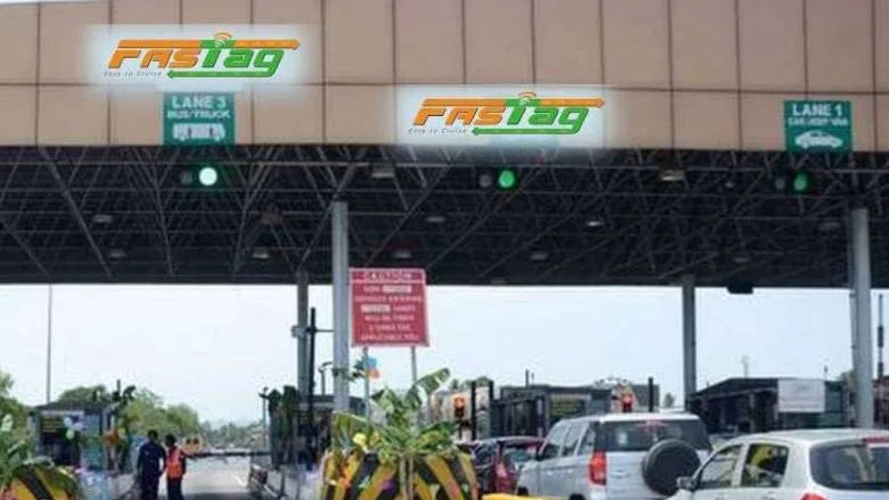 આ પ્રશ્નનો જવાબ ના છે. જો તમારી પાસે પહેલાથી જ FASTag છે અને તે વાહનના વિન્ડશિલ્ડ પર યોગ્ય રીતે ઇન્સ્ટોલ કરેલું છે, માન્ય વાહન રજિસ્ટર્ડ નંબર સાથે જોડાયેલ છે અને બ્લેકલિસ્ટેડ નથી, તો તમે તમારા હાલના FASTag પર વાર્ષિક પાસ ચાલુ કરી શકો છો.