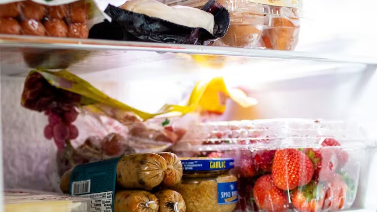 ફ્રિજમાં ઠંડા તાપમાનને કારણે ખોરાક ઝડપથી બગડવાનું જોખમ રહેતું નથી. પરંતુ જો તમે ફ્રિજમાં ખોરાક પડ્યા પછી તરત જ તેને સાફ ન કરો, તો તે બેક્ટેરિયા ઉત્પન્ન કરવાનું શરૂ કરે છે, જે અન્ય ખાદ્ય પદાર્થોને બગાડી શકે છે. તેમજ ફ્રિજમાંથી દુર્ગંધ આવવા લાગે છે.