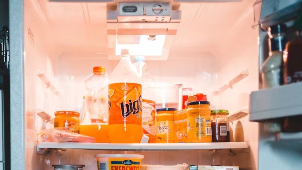 ફ્રિજમાંથી આવતી સ્મેલ દૂર કરવાની રીત: ફ્રિજ સાફ કર્યા પછી પણ તેમાંથી દુર્ગંધ દૂર નથી થતી તો તમે ફ્રિજમાં એક નાની વાટકીમાં ચમચી મીઠું ભરીને રાખી શકો છો આમ કરવાથી દુર્ગંધ દૂર થઈ જશે