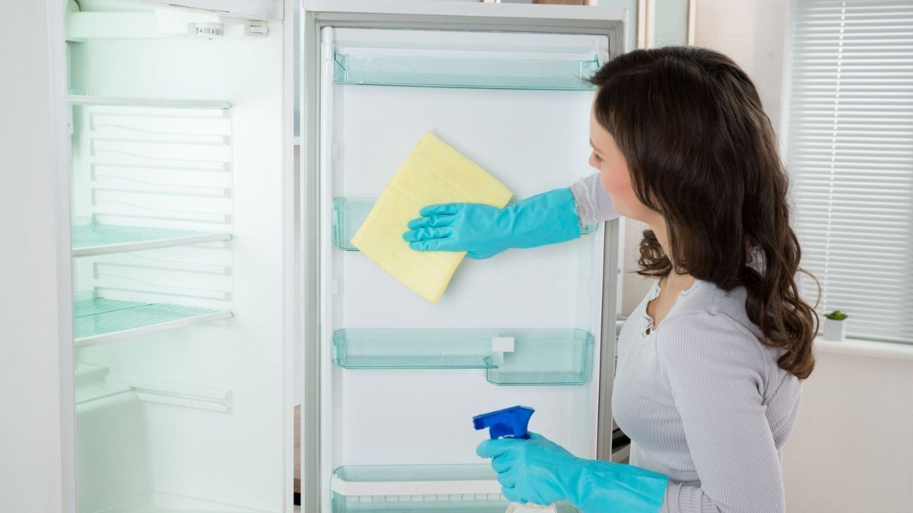 ફ્રિજમાંથી ડાઘ દૂર કરવા માટે ઘરેલું ઉપાય: જો ફ્રિજમાં હઠીલા ડાઘ હોય, તો તેને દૂર કરવા માટે રસોડામાં રાખેલા બેકિંગ સોડાનો ઉપયોગ કરો. આ માટે, એક બાઉલમાં બે ચમચી બેકિંગ સોડા અને થોડું પાણી લઈને પેસ્ટ બનાવો. હવે તેને ડાઘવાળી જગ્યા પર લગાવો અને 3-4 મિનિટ માટે રહેવા દો. આ પછી પેસ્ટને સ્વચ્છ કપડાથી સાફ કરો.