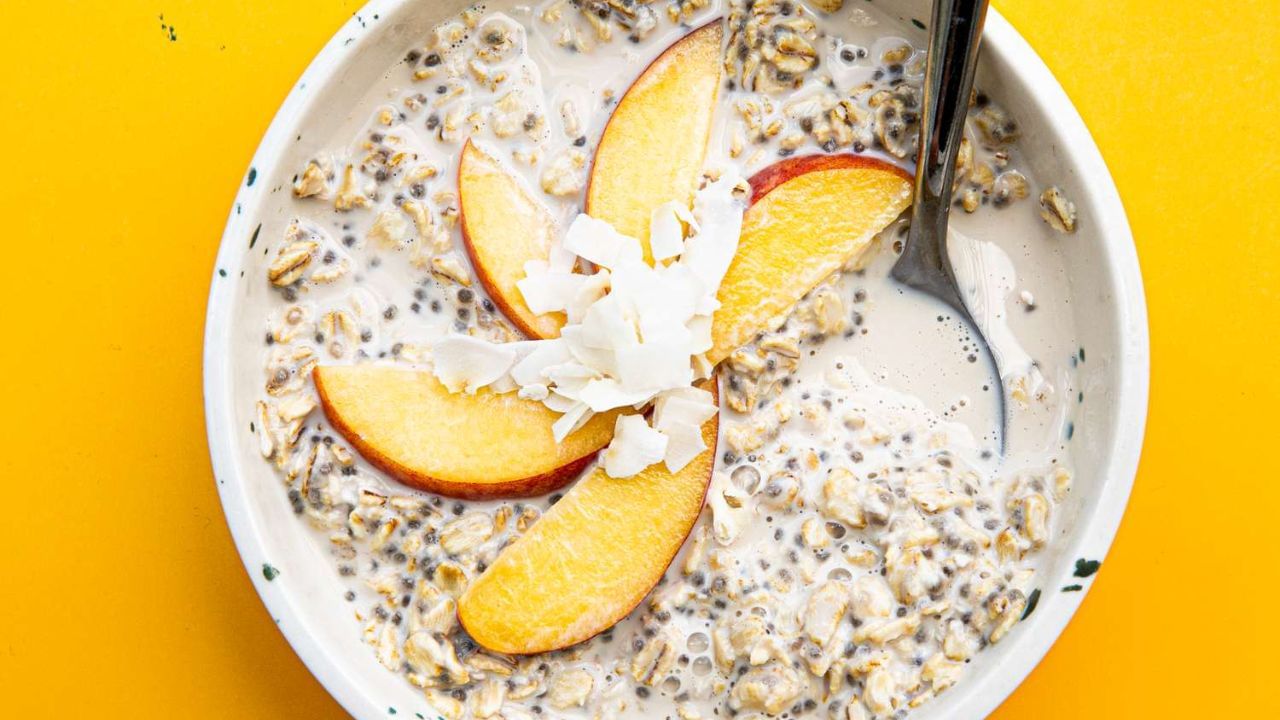 પેટ ફૂલવાની સમસ્યા: દરરોજ ઓટ્સ ખાવાનો એક ગેરફાયદો તેમાં રહેલ ફાઇબરનું પ્રમાણ છે. તે પાચનક્રિયા સુધારવામાં મદદ કરે છે. જો કે ઓટ્સનું વધુ પડતું સેવન કેટલાક વ્યક્તિઓમાં ગેસ અને પેટનું ફૂલવુંનું કારણ બની શકે છે. ખાસ કરીને જો કોઈ વ્યક્તિ ઉચ્ચ ફાઇબરવાળા ખોરાકથી ટેવાયેલી ન હોય. ધીમે-ધીમે તમારા ફાઇબરનું સેવન વધારવાથી આ સમસ્યા ઓછી થઈ શકે છે.
