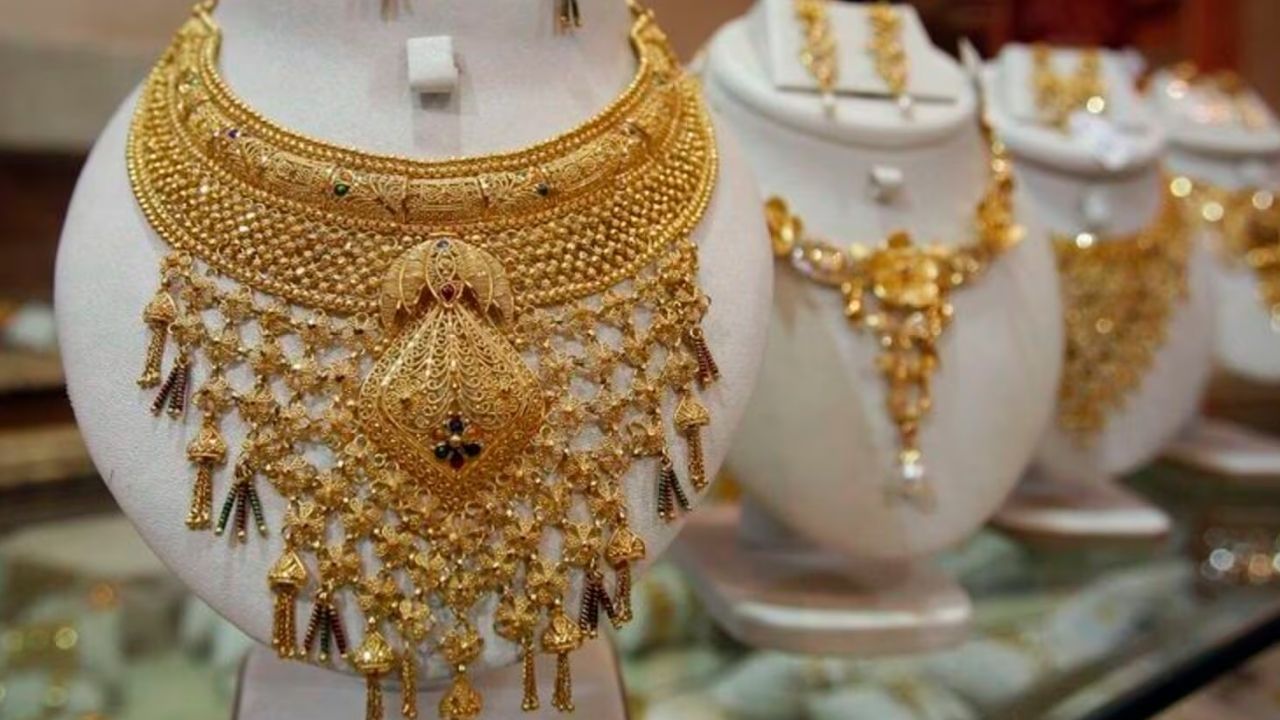 એપ્રિલમાં સોનાના ભાવમાં ક્યારેક વધારો તો ક્યારેક ઘટાડો જોવા મળ્યો હતો. આ દિવસોમાં, અમેરિકા અને ચીન વચ્ચે ચાલી રહેલા ટેરિફ વોરમાં સોનાના ભાવમાં તેજી આવી છે. જેના કારણે ગયા અઠવાડિયે દેશના વાયદા બજારમાં સોનાના ભાવમાં રેકોર્ડબ્રેક વધારો થયો હતો. સોનાનો ભાવ 1 લાખ રૂપિયાને પાર કરી ગયો હતો જે બાદ સોનાના ભાવમાં ઘટાડો પણ થયો હતો. ત્યારે આજે ફરી એકવાર સોનાના ભાવમાં વધારો જોવા મળ્યો છે. 