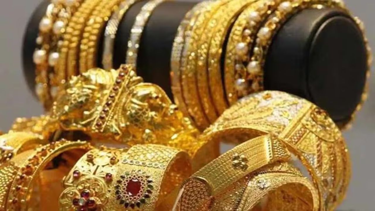 પાકિસ્તાન સાથે તણાવ વચ્ચે સોનાના ભાવમાં વધઘટ જોવા મળી રહી છે ત્યારે આજે સોનાના ભાવમાં ફરી ઘટાડો નોંધાયો છે. આજે 24 કેરેટ સોનાના ભાવ 98,350ની આસપાસ ટ્રેડ થઈ રહ્યો છે જ્યારે 22 કેરેટ સોનાનો ભાવ 90,240ની આસપાસ જોવા મળ્યો છે. 