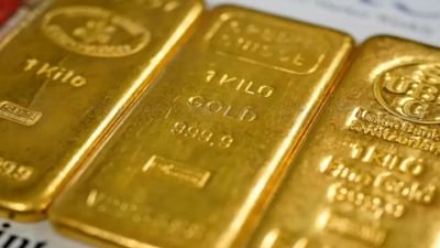 છેલ્લા ઘણા દિવસોથી ક્યારેક સોનાના ભાવમાં ભારે વધારો થયો છે, તો ક્યારેક સોનાના ભાવમાં ઘટાડો થયો છે. આ દિવસોમાં, અમેરિકા અને ચીન વચ્ચે ચાલી રહેલા ટેરિફ વોરમાં સોનાના ભાવમાં તેજી આવી હતી. જેના કારણે ગયા અઠવાડિયે દેશના વાયદા બજારમાં સોનાએ રેકોર્ડ તોડીને તેના ભાવમાં વધારો કર્યો હતો, પણ હવે છેલ્લા ઘણા દિવસોથી સોનાના ભાવમાં સતત ઘટાડો જોવા મળી રહ્યો છે. ત્યારે આજે પણ સોનું સસ્તું થયું છે.