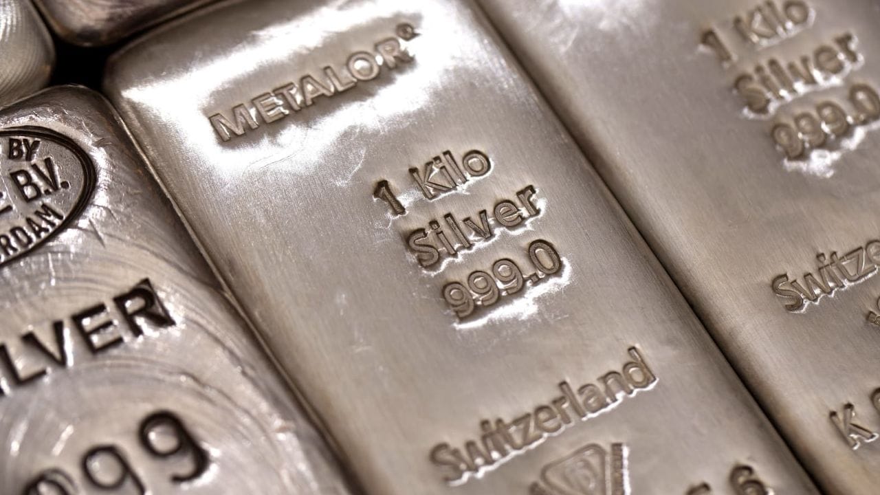 જો કે આજે 29 મેના રોજ ચાંદીના ભાવ પણ સ્થિર રહ્યા છે આજે 1 કિલો ચાંદીનો ભાવ 99,900 રુપિયા પર છે.