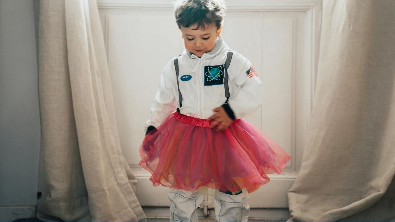 ઘણી વખત ઉતાવળમાં આપણે આપણા કપડાં ખોટી રીતે પહેરી લઈએ છીએ, જેનો પાછળથી આપણને પસ્તાવો થાય છે. પરંતુ ભૂલથી પણ કપડાં ઊંધા પહેરવા એ ભવિષ્યમાં સારા સમાચાર મળવાનો સંકેત આપે છે.જો તમે કોઈ મહત્વપૂર્ણ કામ માટે જતી વખતે તમારા કપડાં ઊંધા પહેરો છો, તો તે એક સંકેત છે કે તમને તે કામમાં ચોક્કસ સફળતા મળશે.
