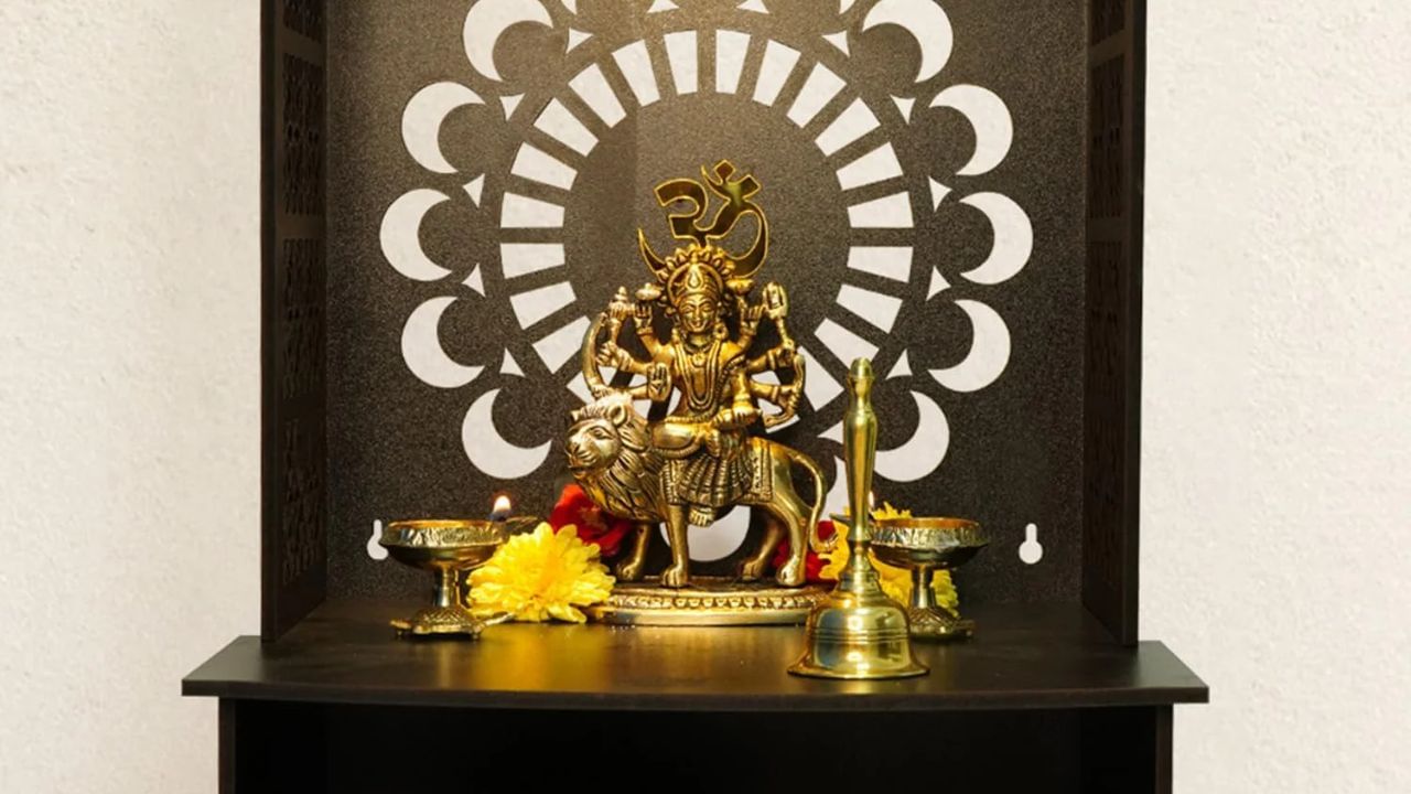 બપોરે કોઈ પૂજા કરવામાં આવતી નથી: એવું માનવામાં આવે છે કે બપોરના સમયે પૂજા કરવાથી ફળ મળતું નથી. કારણ કે તે સમયે પૂજા કરવાથી કોઈ પરિણામ મળતું નથી. આનું કારણ એ છે કે બપોરે 12 થી 3 વાગ્યા સુધી ભગવાન વિશ્રામ કરે છે અને આ સમયે કરવામાં આવતી પૂજા ભગવાન સ્વીકારતા નથી. આ સમયને અભિજિત મુહૂર્ત કહેવામાં આવે છે જે પૂર્વજોનો સમય છે. એટલા માટે ભગવાન આ પૂજા કે પ્રાર્થના સ્વીકારતા નથી. 
