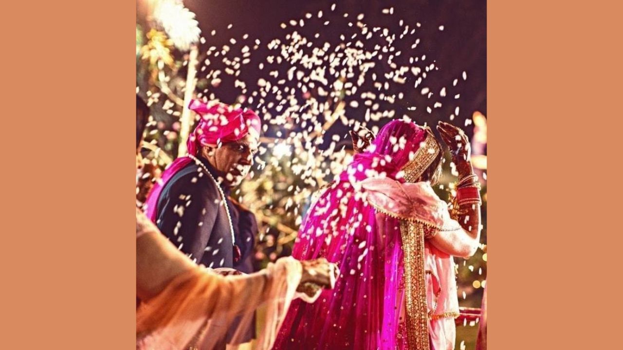 ચોખા ફેંકવાની વિધિ શું છે?: ચોખા ફેંકવાની વિધિ દરેક દુલ્હન અને તેના પરિવાર માટે ઈમોશનલ મોમેન્ટ્સ હોય છે. કારણ કે દુલ્હન તેના માતાપિતાનું ઘર કાયમ માટે છોડીને તેના સાસરિયાના ઘરે જાય છે. આ વિધિ કન્યાના વિદાય પહેલાં કરવામાં આવે છે. આ વિધિમાં જ્યારે કન્યા ઘરની બહાર જવાનું શરૂ કરે છે, ત્યારે કન્યાની માતા અને અન્ય સ્ત્રીઓ ઘરની અંદર રહે છે અને કન્યા ઉંબરો પાર કરીને બહાર જાય છે. તેની બહેન, સખી કે ઘરની કોઈ સ્ત્રી હાથમાં ચોખાની થાળી લઈને તેની પાસે ઉભી રહે છે.
