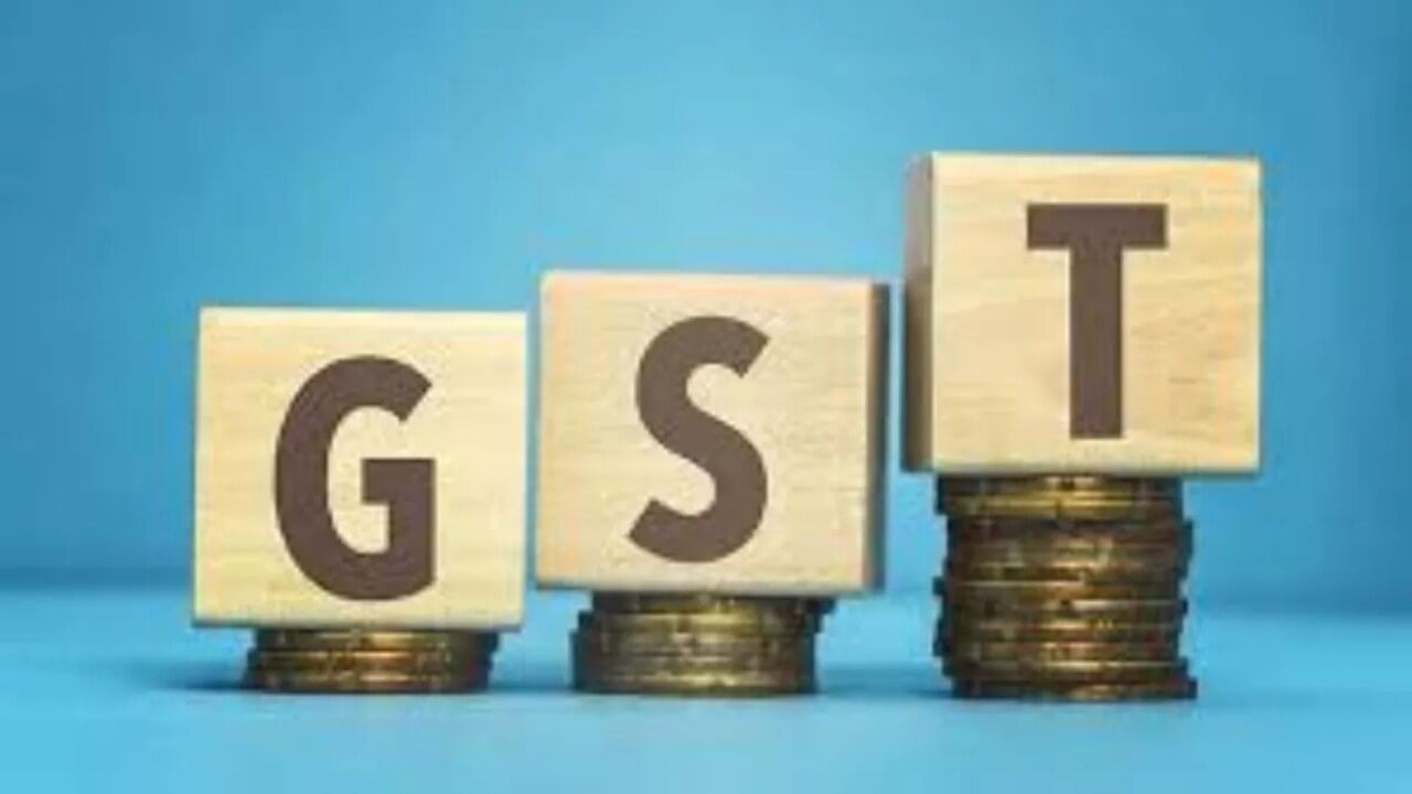 બજેટમાં, સરકારે સમગ્ર વર્ષ માટે GSTની આવકમાં 11 ટકા વૃદ્ધિનો અંદાજ લગાવ્યો હતો, જેમાં સેન્ટ્રલ GST અને સેસ સહિતની વસૂલાત રૂ. 11.78 લાખ કરોડ થવાનો અંદાજ સેવ્યો છે. બજેટ ડેટા અનુસાર, સરકારે નાણાકીય વર્ષ 2025-26માં કુલ પરોક્ષ કર વસૂલાત 17,35,100 કરોડ રૂપિયા હોવાનો અંદાજ લગાવ્યો છે. આમાંથી, સરકારે GST દ્વારા 11,78,000 કરોડ રૂપિયા એકત્ર કરવાનો અંદાજ લગાવ્યો છે.