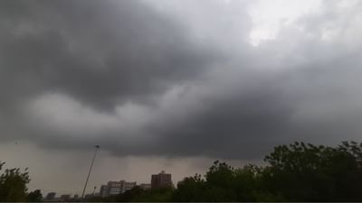 હવામાન વિભાગની આગાહી વચ્ચે અમદાવાદના વાતાવરણમાં પલટો જોવા મળ્યો છે. વહેલી સવારથી જ શહેરમાં વાદળછાયુ વાતાવરણ જોવા મળ્યુ છે. 