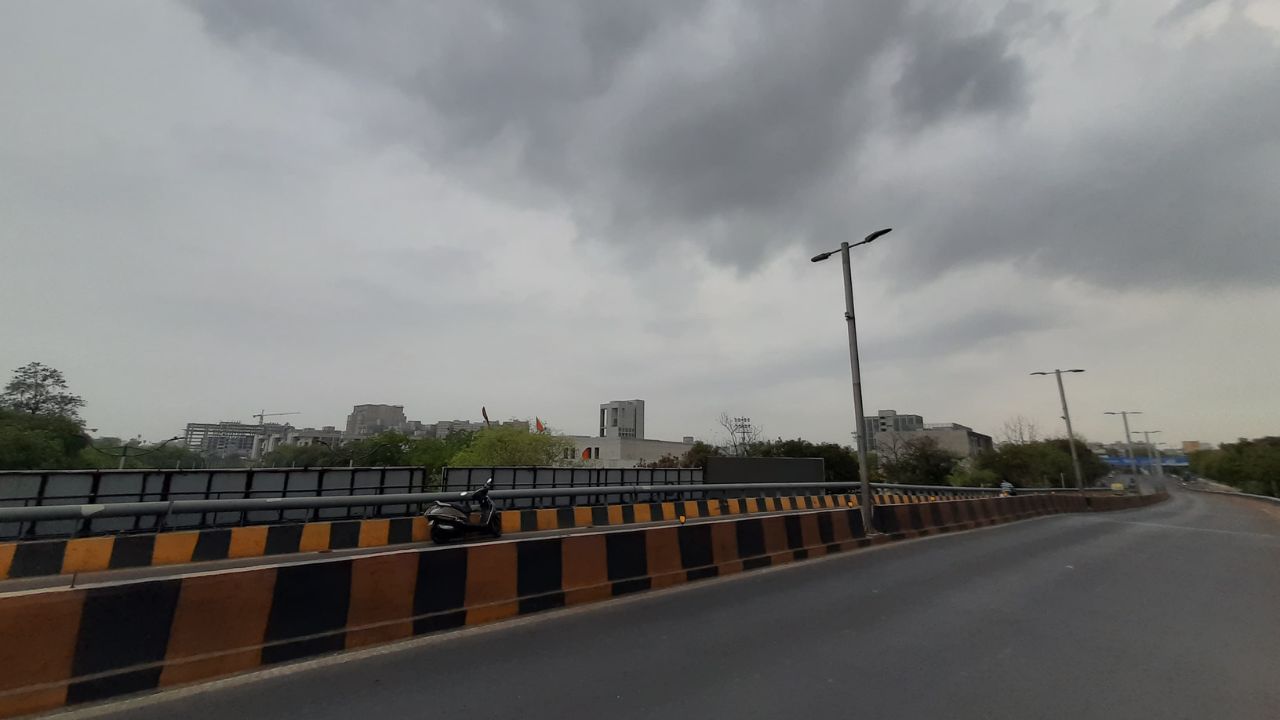 છેલ્લા કેટલાય દિવસોથી કાળજાળ ગરમી વચ્ચે આજે અચાનક વાતાવરણમાં પલટો આવતા શહેરીજનો જાણે મૌસમની મજા માણી રહ્યા છે.