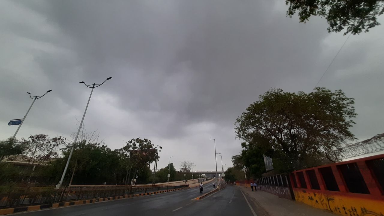 એકાએક વાતાવરણમાં ઠંડક પ્રસરી જતા અમદાવાદીઓેએ રાહતનો શ્વાસ લીધો છે અને ખુશનુમા બનેલા મૌસમને માણતા જોવા મળ્યા હતા.