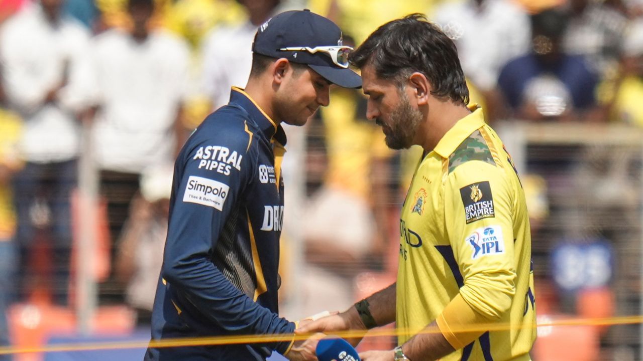 ગુજરાત ટાઈટન્સ તરફથી પ્રસિદ્ધ કૃષ્ણાએ બે વિકેટ લીધી, જ્યારે આર. સાઈ કિશોર, રાશિદ ખાન અને શાહરૂખ ખાને એક-એક વિકેટ લીધી છે.