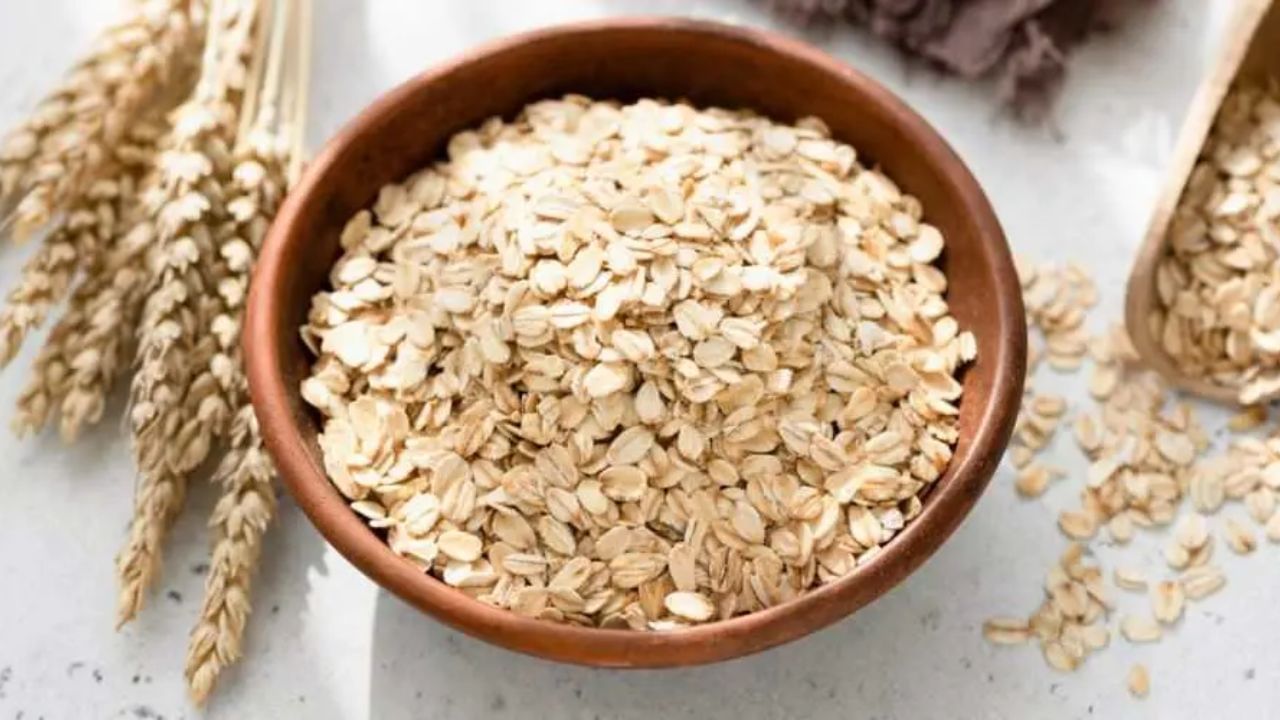 ગ્લુટેનથી એલર્જી ધરાવતા લોકોએ સાવચેત રહેવું જોઈએ: ઓટ્સ કુદરતી રીતે ગ્લુટેન-મુક્ત હોવા છતાં જો તમને સેલિયાક રોગ અથવા ગ્લુટેન સંવેદનશીલતા હોય અને તમે નિયમિતપણે ઓટ્સ ખાઓ છો તો આડઅસરો ટાળવા માટે તમારે પ્રમાણિત ગ્લુટેન-મુક્ત બ્રાન્ડના ઓટ્સ પસંદ કરવા જોઈએ.
