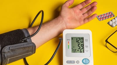 આજકાલ હાર્ટ એટેકના બનાવોમાં નોંધપાત્ર વધારો જોવા મળ્યો છે. હાર્ટ એટેક એ એવી ગંભીર તબીબી સ્થિતિ છે જેમાં હૃદયના પેશીઓ સુધી લોહી પહોચવાનું બંધ થઈ જાય છે, જેના કારણે ધમનીઓ નુકસાન પામવા લાગે છે.  હાર્ટ એટેકના અનેક કારણો હોઈ શકે છે, જેમાંથી એક મુખ્ય કારણ હાઈ બ્લડ પ્રેશર છે. જ્યારે હાઈ બ્લડ પ્રેશર ખૂબ વધે છે, ત્યારે તે હૃદય સંબંધિત ગંભીર સમસ્યાઓનું જોખમ ઊભું કરી શકે છે. (Credits: - Canva)