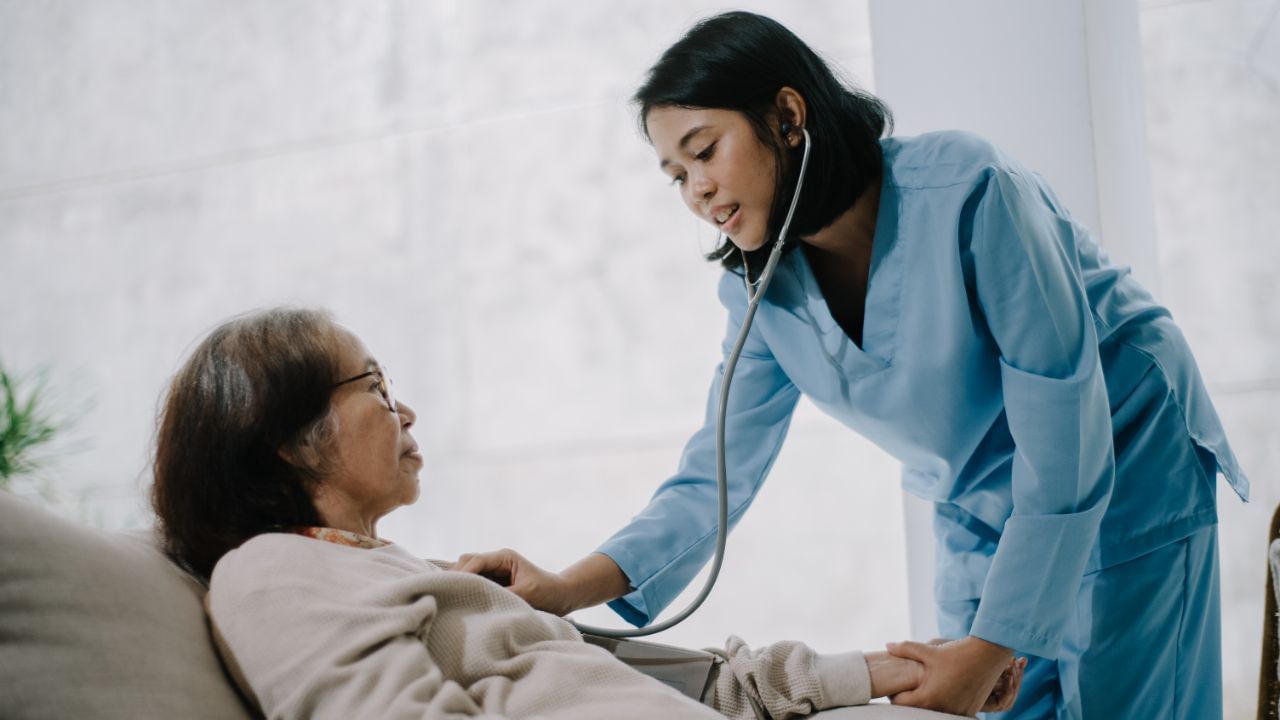 જો છાતીમાં અસહજ દુખાવું, બળતરા અથવા જકડાવાની લાગણી થાય, ઉપરના પીઠમાં અથવા છાતી નજીક દુખાવાનો અનુભવ થાય, શ્વાસ લેવામાં અસમર્થતા લાગે, હાથ, માથું અથવા પીઠમાં દુખાવો જણાય, વધુ પરસેવો આવે કે ઉબકાં આવે, તો આ લક્ષણો હાર્ટ એટેકના સંકેત હોઈ શકે છે. આવી પરિસ્થિતિમાં તરત જ ડૉક્ટરની સલાહ લેવી જરૂરી બને છે. (Credits: - Canva)