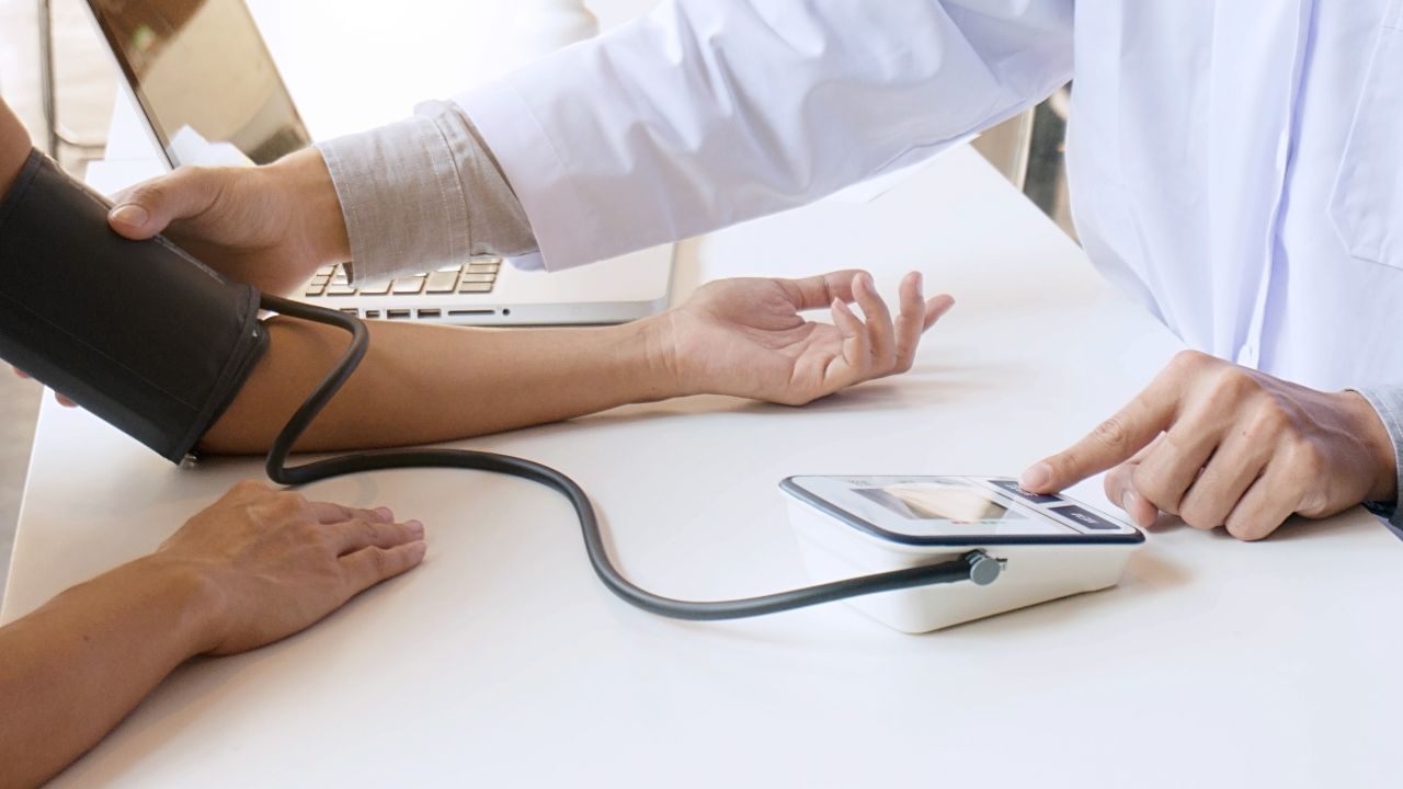 જ્યારે બ્લડ પ્રેશર નોંધપાત્ર રીતે વધી જાય છે, ત્યારે તે ધમનીઓ પર વધુ દબાણ ઊભું કરે છે, જેના કારણે આ ધમનીઓને નુકસાન પહોંચી શકે છે. આવી ક્ષતિઓના કારણે લોહીનો પ્રવાહ અવરોધિત થાય છે,  અને પરિણામે હૃદયની પેશીઓને ઓક્સિજન અને જરૂરી પોષક તત્ત્વોની પૂરતી ઉપલબ્ધતા રહેતી નથી. આવી સ્થિતિ હાર્ટ એટેકના જોખમમાં વધારો કરી શકે છે. હવે સવાલ એ થાય છે કે હાઈ બ્લડ પ્રેશર કેટલા સ્તરે પહોંચે ત્યારે આવું ગંભીર જોખમ ઊભું થાય છે? (Credits: - Canva)
