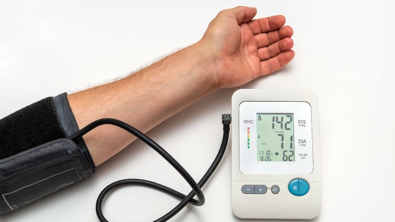 નિષ્ણાતો જણાવે છે કે 120/80 ммHg નું બ્લડ પ્રેશર સામાન્ય ગણાય છે. બ્લડ પ્રેશરમાં થતો થોડો ઘણો  ફેરફાર સામાન્ય રીતે ગંભીર ગણાતો નથી. જોકે જો તમારું બ્લડ પ્રેશર 140/90 ммHg કે વધુ હોય,  તો એ તમારા માટે ચેતવણીરૂપ સંકેત હોઈ શકે છે. આવી સ્થિતિ હૃદયરોગના હુમલાનો ખતરો વધારી શકે છે, તેથી યોગ્ય પગલાં લેવી ખૂબ જરૂરી છે. (Credits: - Canva)