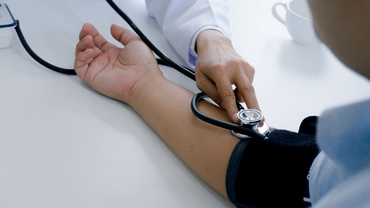 જો કોઈ વ્યક્તિ ઉચ્ચ હાઈ બ્લડ પ્રેશરથી પીડાઈ રહી હોય, તો તેને પોતાના આરોગ્ય અંગે ખાસ સતર્ક રહેવું જરૂરી છે. (Credits: - Canva)