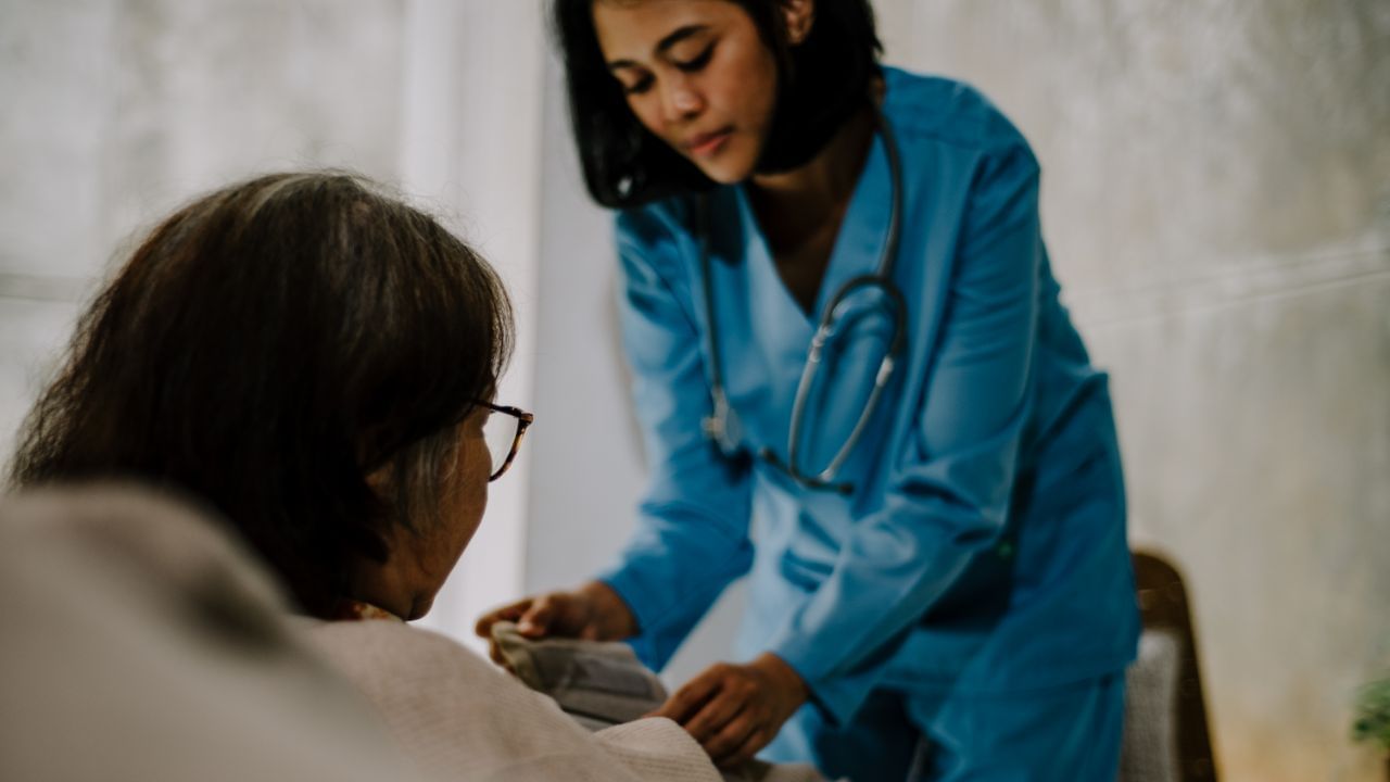 ઉંમર વધતાં સ્વાસ્થ્ય જાળવવા માટે ધ્યાનધારણા (મેડિટેશન), નિયમિત વ્યાયામ અને સંતુલિત આહાર પર ધ્યાન કેન્દ્રીત કરવું જરૂરી બને છે. નિષ્ણાતો જણાવે છે કે વય સાથે શરીરનું વજન નિયંત્રણમાં રહેવું ખૂબ મહત્વપૂર્ણ છે,  કારણ કે વધતું વજન સ્થૂળતાનું કારણ બની શકે છે. સ્થૂળતા ડાયાબિટીસ અને હાઈપરટેન્શન જેવી સ્થિતિઓના જોખમમાં વધારો કરે છે, જેનાથી સિસ્ટોલિક બ્લડ પ્રેશર વધારે થવાની શક્યતા રહે છે. (Credits: - Canva)