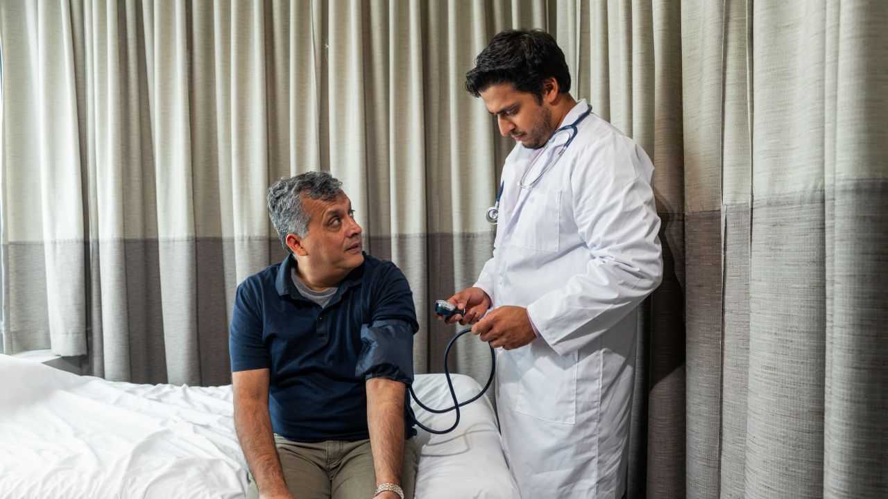 જેમ જેમ  ઉંમર વધતી જાય છે, તેમ તેમ હૃદય સંબંધિત જોખમકારક ઘટકો પણ વધવા લાગે છે. નિષ્ણાતોનું માનવું છે કે વધુ ઉંમરના લોકોને વિવિધ સ્વાસ્થ્ય હાલતો માટે દવાઓ લેવી પડે છે, અને કેટલીક દવાઓના સાઇડ ઈફેક્ટસના કારણે હાઈ બ્લડ પ્રેશરમાં વધારો થવાની શક્યતા રહે છે. (Credits: - Canva)