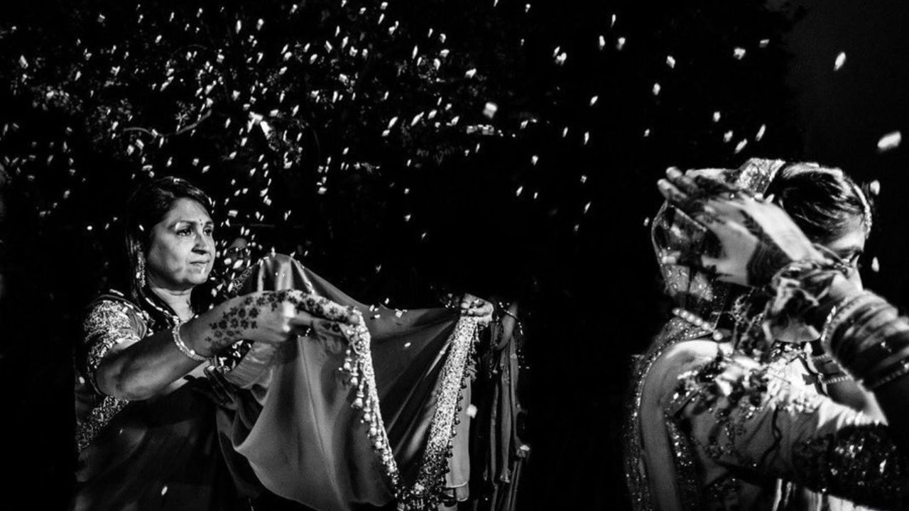 આ વિધિ શા માટે કરવામાં આવે છે?: માન્યતા મુજબ, દીકરી ઘરની લક્ષ્મી છે. આવી સ્થિતિમાં જે પણ ઘરમાં દીકરીઓ હોય છે, ત્યાં દેવી લક્ષ્મી હંમેશા નિવાસ કરે છે. એટલું જ નહીં તે ઘરમાં હંમેશા ખુશી રહે છે. એવું માનવામાં આવે છે કે જ્યારે કન્યા વરરાજા તરફ પાછળની તરફ ચોખા ફેંકે છે, ત્યારે તે ઈચ્છે છે કે તેનું ઘર ધન અને સમૃદ્ધિથી ભરેલું રહે.
