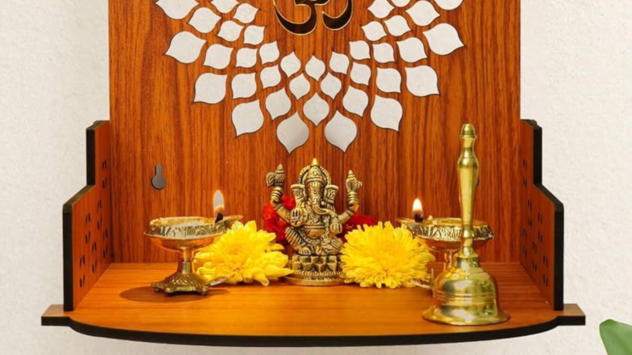 શાસ્ત્રોમાં એમ પણ કહેવામાં આવ્યું છે કે સાંજે 4 વાગ્યા સુધી પૂજા કરવાનું ટાળવું જોઈએ કારણ કે આ નારાયણનો સમય છે જ્યારે વ્યક્તિ પૂર્વજોને અર્પણ કરે છે. સાંજે 5 વાગ્યા પછી દીવો પ્રગટાવીને તમે પૂજા કરી શકો છો. ખરેખર પહેલાના સમયમાં પૂજા દિવસમાં 2 કે 3 વખત કરવામાં આવતી હતી પરંતુ હવે દરેક વ્યક્તિએ પોતાના વ્યસ્ત સમયપત્રકને કારણે તેને ફક્ત સવાર સુધી મર્યાદિત કરી દીધી છે.
