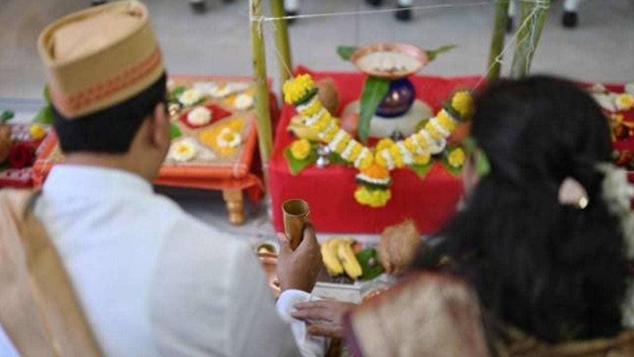 સ્ત્રીઓને 'અર્ધાંગિની' કેમ કહેવામાં આવે છે?: તમને જણાવી દઈએ કે હિન્દુ ધર્મમાં, પત્નીને પતિનો અડધો ભાગ કહેવામાં આવે છે કારણ કે તે તેના પતિના જીવનના દરેક સુખ-દુઃખમાં અથવા કોઈપણ પ્રકારના કામમાં સમાન રીતે સાથ આપે છે. શ્રાદ્ધ કે તર્પણ જેવી કેટલીક ખાસ પૂજાઓમાં પત્ની તેના પતિ સાથે બેસતી નથી. કારણ કે તે "શૃંગાર વગર" અને ખાસ નિયમો સાથે કરવામાં આવે છે.
